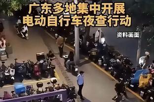 你这大奔不行啊？克莱下车之后 来了一记“背传”手动锁车